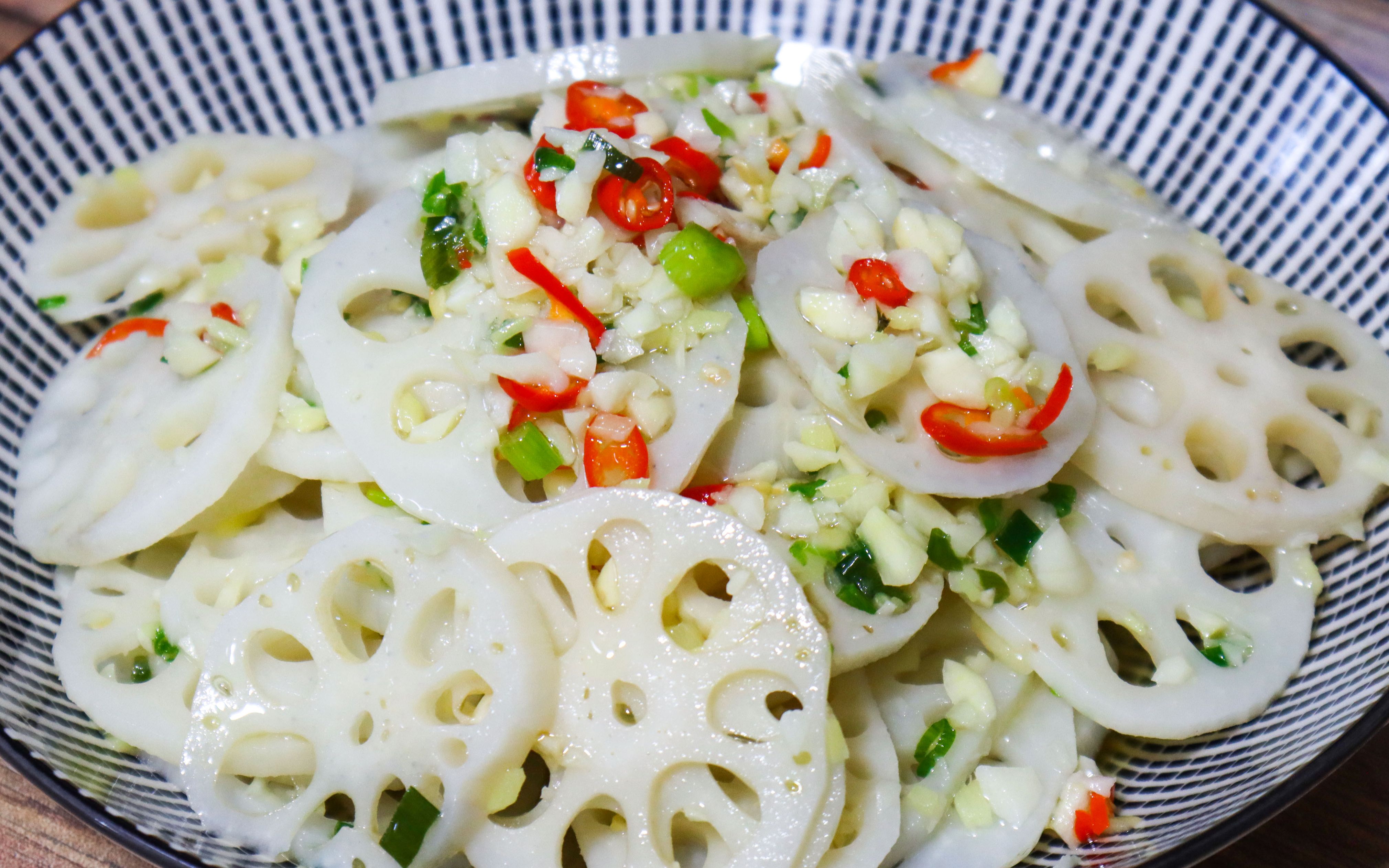 又到了吃藕的季节了,教你做凉拌藕片的小妙招,清脆爽口不发黑