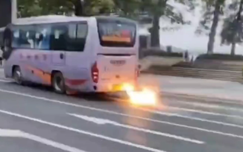 广东肇庆一辆公交班车边跑边冒烟自燃