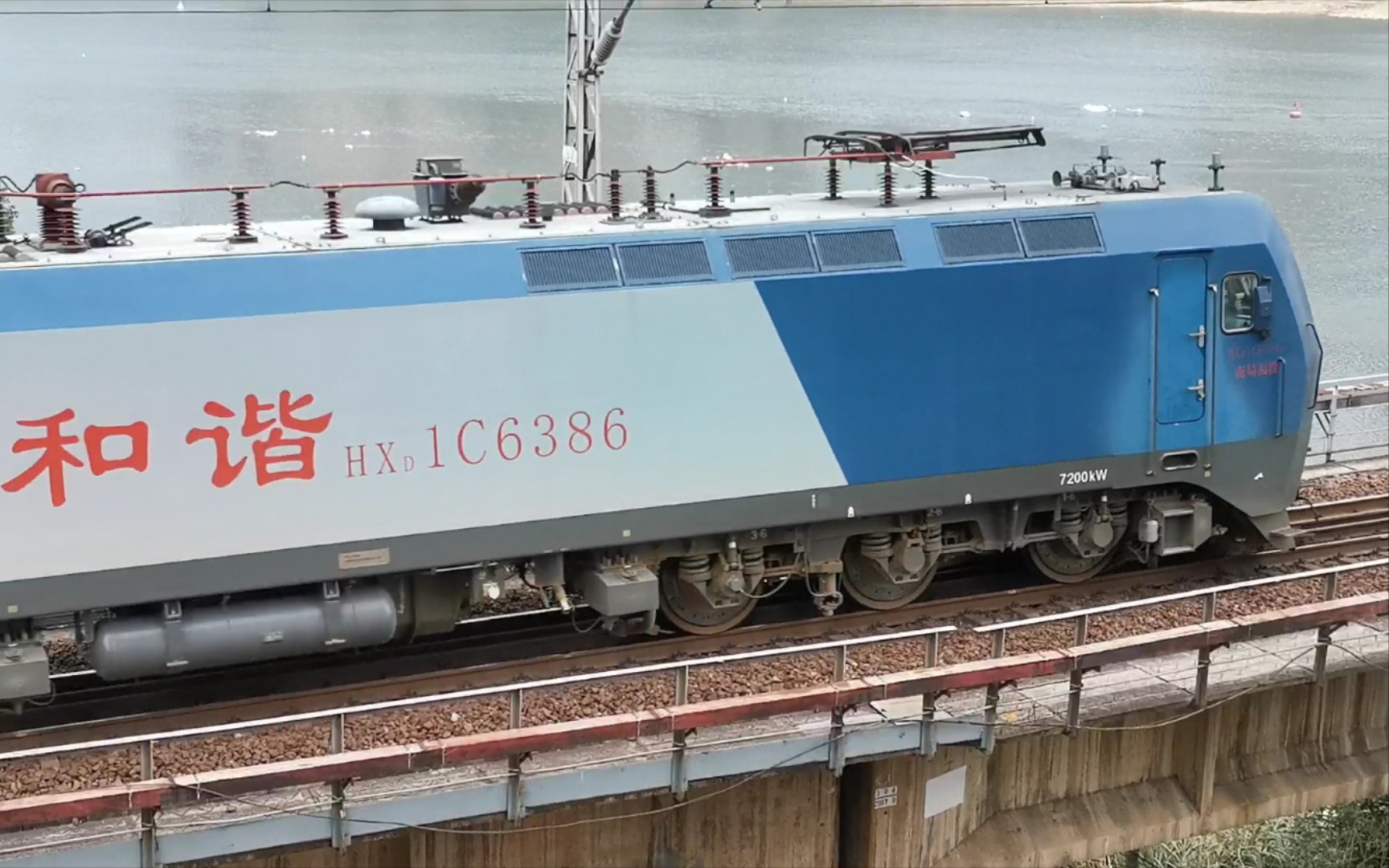 hxd1c6386火车头牵引货列48节敞车