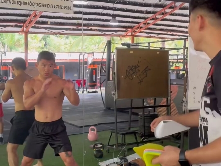 宋亚东摇闪训练,头部多次被飞碟击中,东子还得再练练!