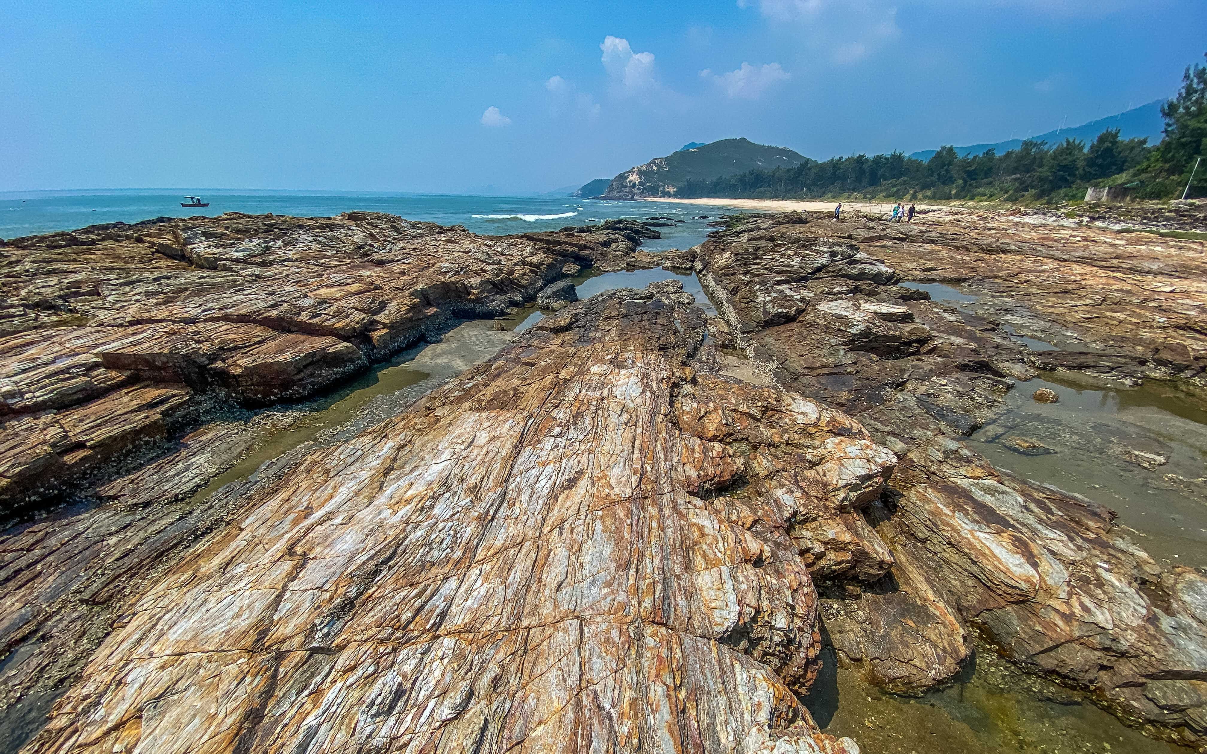 实拍广东最美的彩石滩,还没开发不收门票,很少人知道的野沙滩