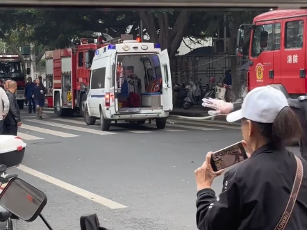 成都华西医院附近一商业铺临街突发火情!至少24人紧急送医!华西医院回应:已收治重症伤者24人!多辆消防车救护车到场!目前起火原因进一步调查中!...