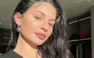 Descargar video: p 小西北 真真今天一起给kylie Jenner化妆 这技术真的可以了+所以tiktok更新