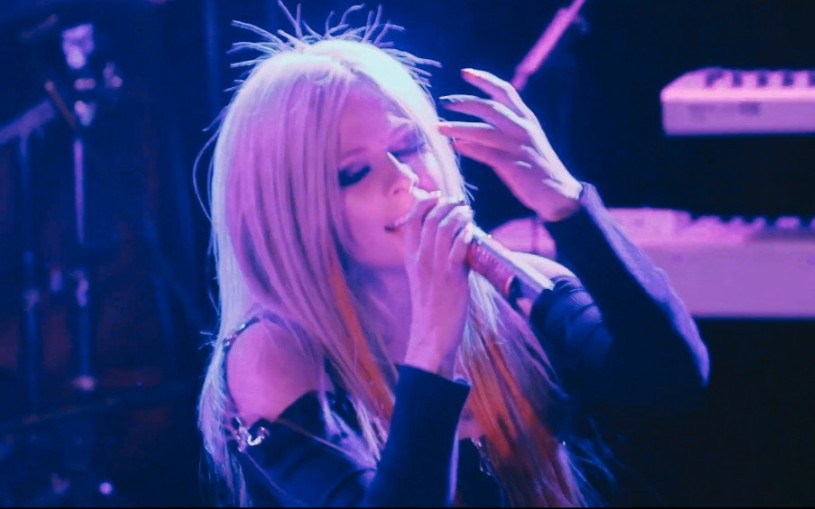 [图]【Avril Lavigne】艾薇儿2022最新表演《Complicated》！今天是该曲发行二十周年，引起全场大合唱！