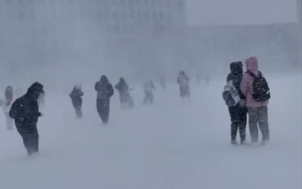 [图]2023年11月初东北暴雪，大学生上课如长征