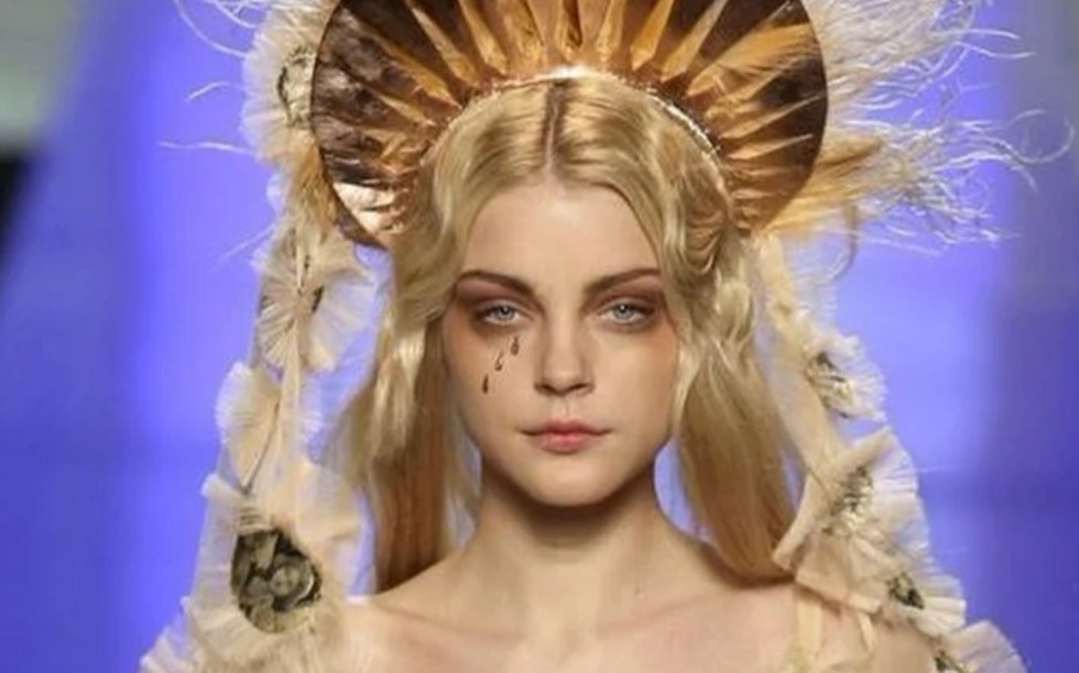 高缇耶秀场/猫系神颜/禁欲系丧酷娃娃脸/中世纪宗教风/jessica stam