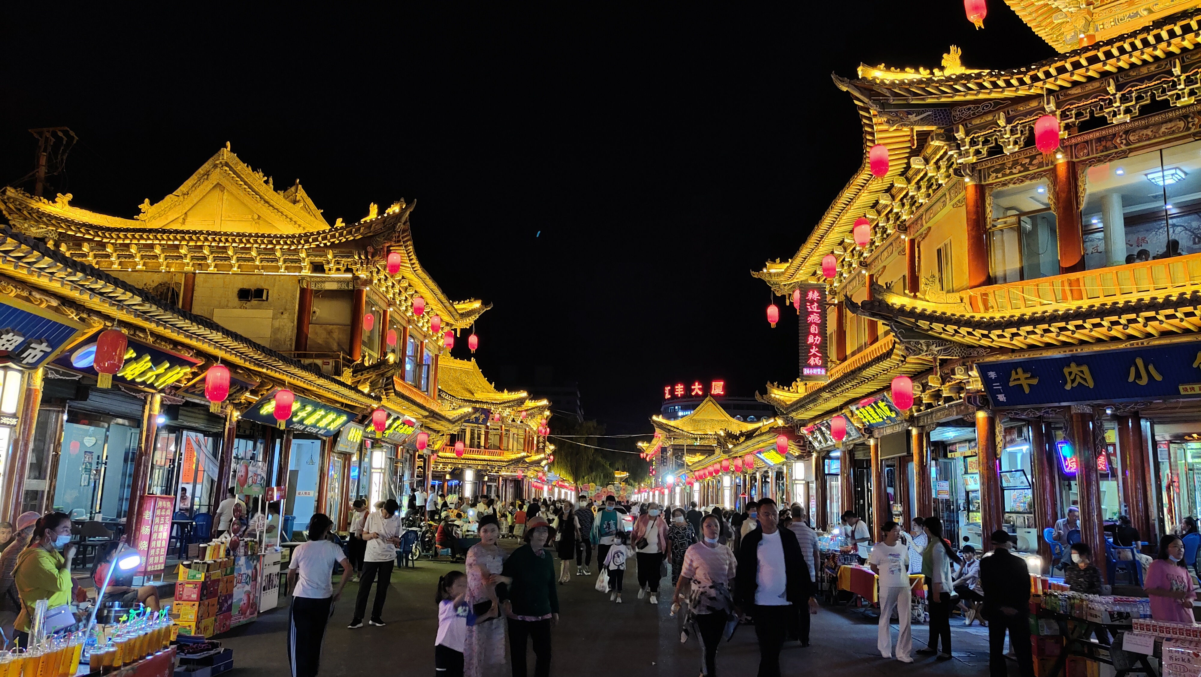 张掖老城区仿古步行街——明清街,金光灿烂,颇具皇家风范