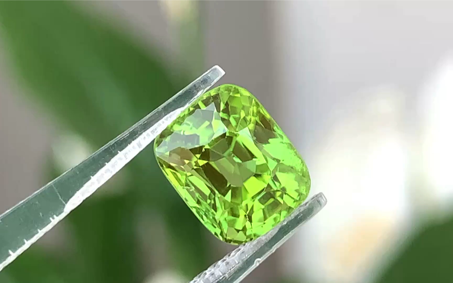 天然缅甸橄榄石,绝美荧光绿色,切割精美,晶体通透干净