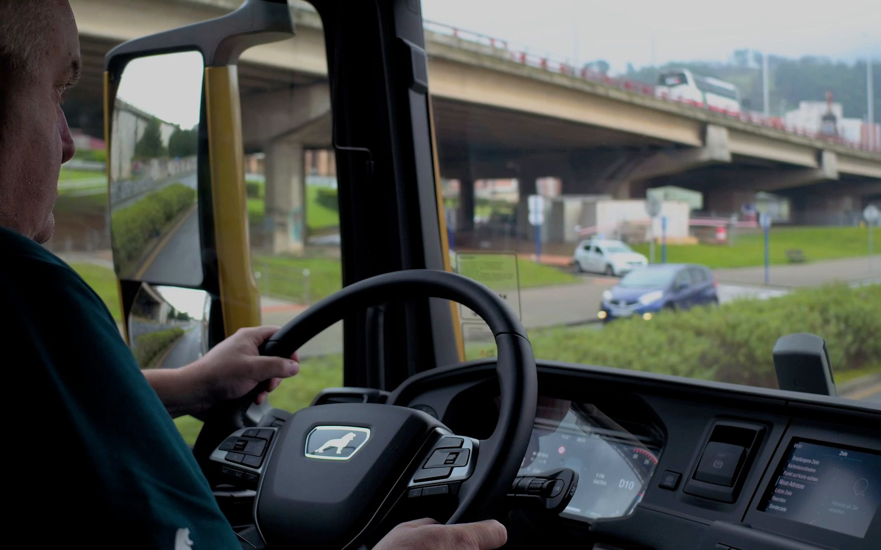 汽车鉴赏驾驶舱视角全新一代曼恩tgx卡车行驶在城市中