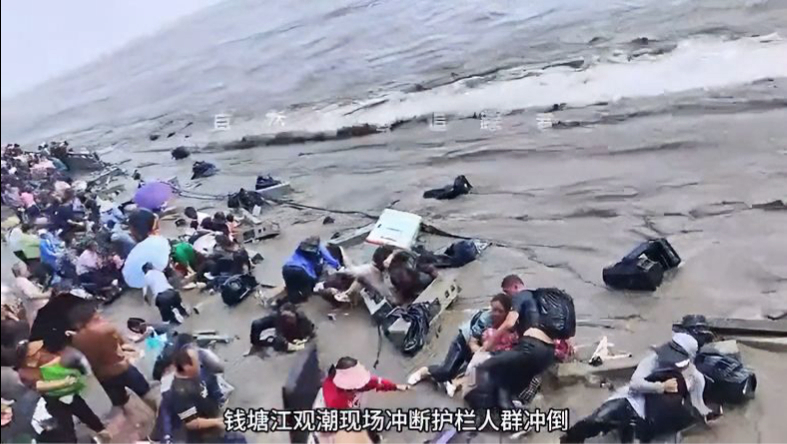 回顾钱塘江大潮吞人全过程，接下来，把网友都震撼了！