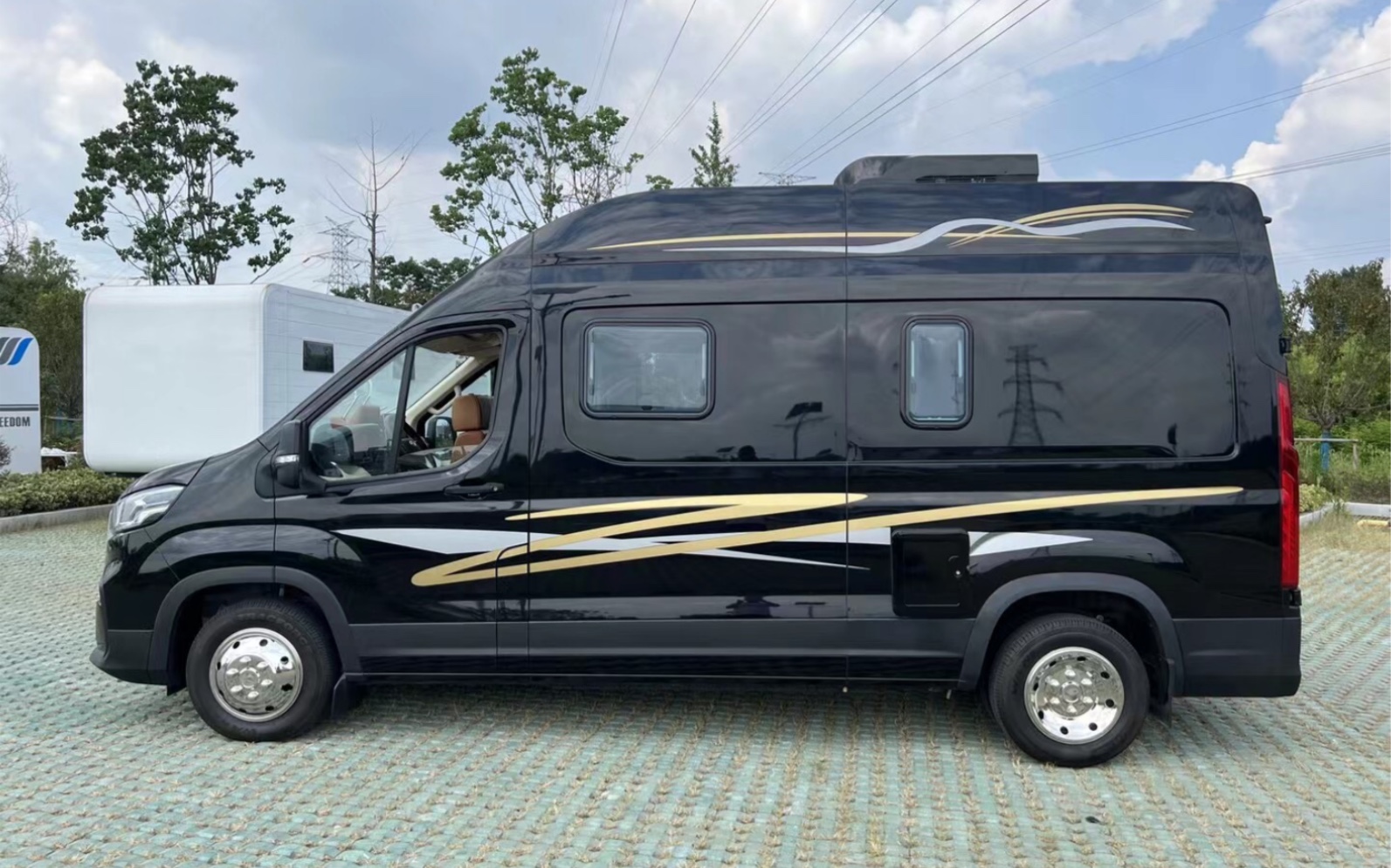 大通v90b型房车适合老板带小秘一起出行