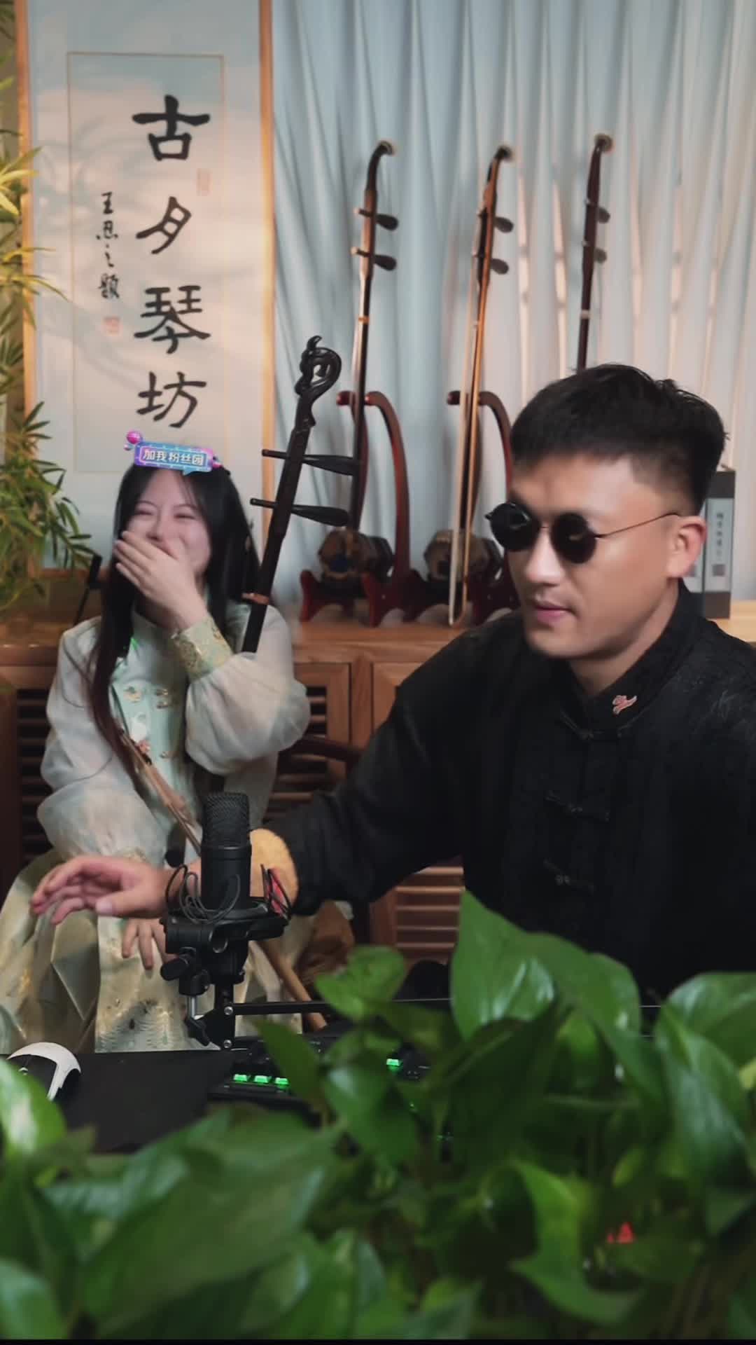 你搁这揽客呢?@力哥拉二胡 @万其兴古月琴坊厂家