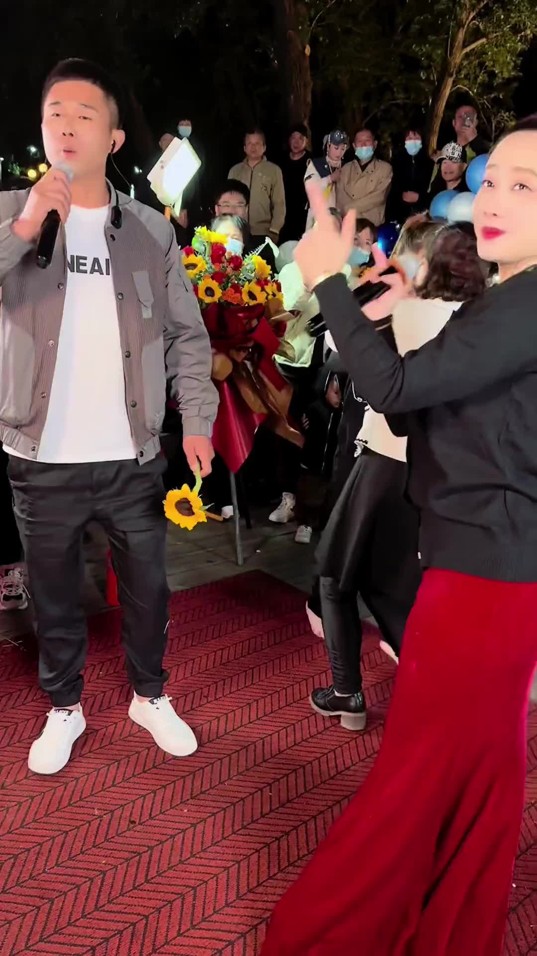 鞍山大晨辰真人真唱大晨辰户外唱歌人美歌甜