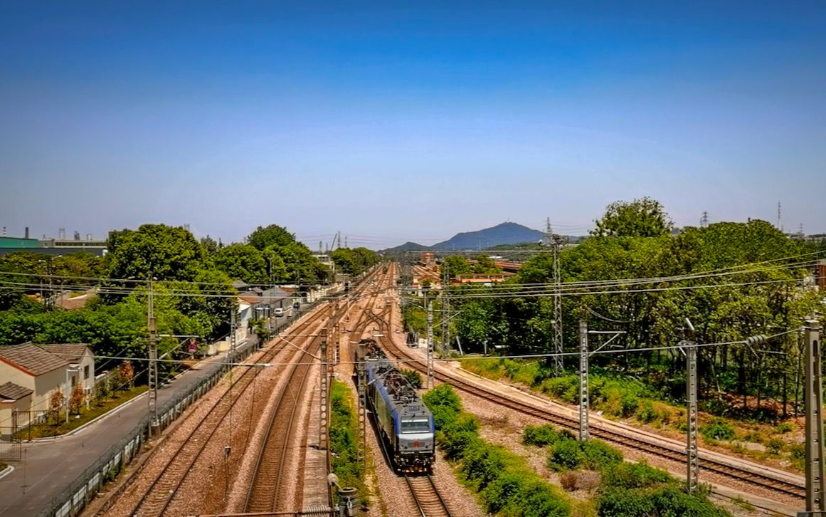 hxd2b电力机车双机重联驶出南京东机务段