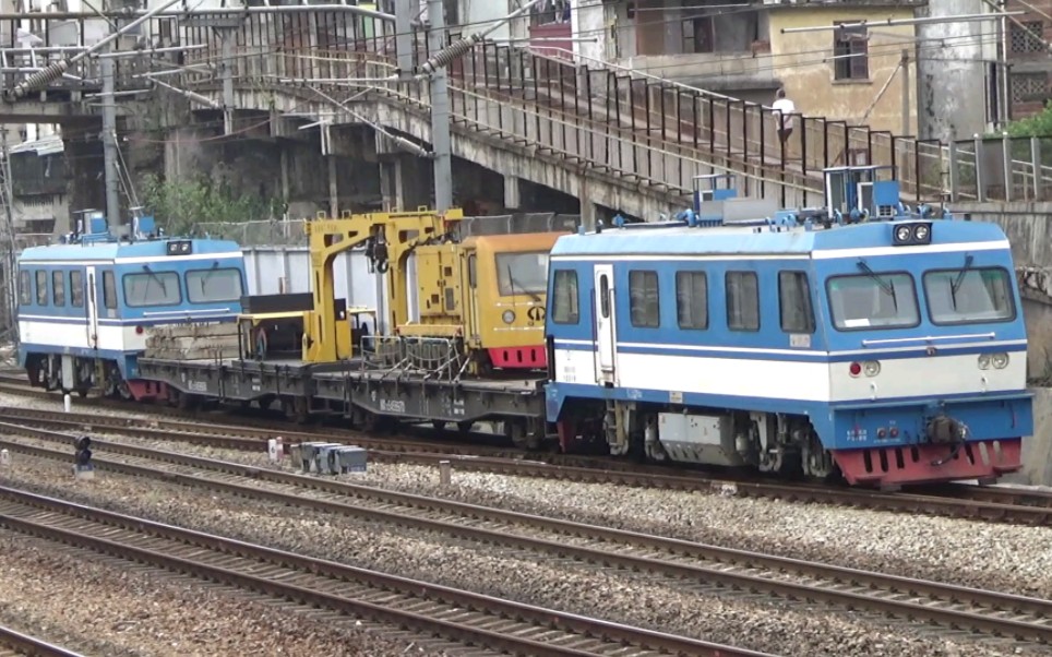 【中国铁路】[单品]秦岭轨道车驶出韶关东站上赣韶疏解线