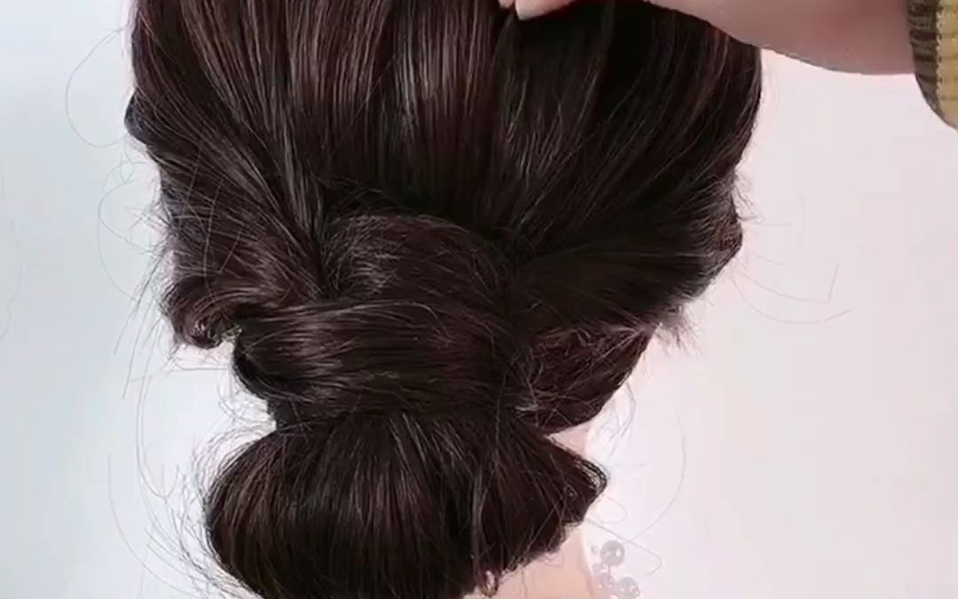 春天穿大衣就这样扎头发