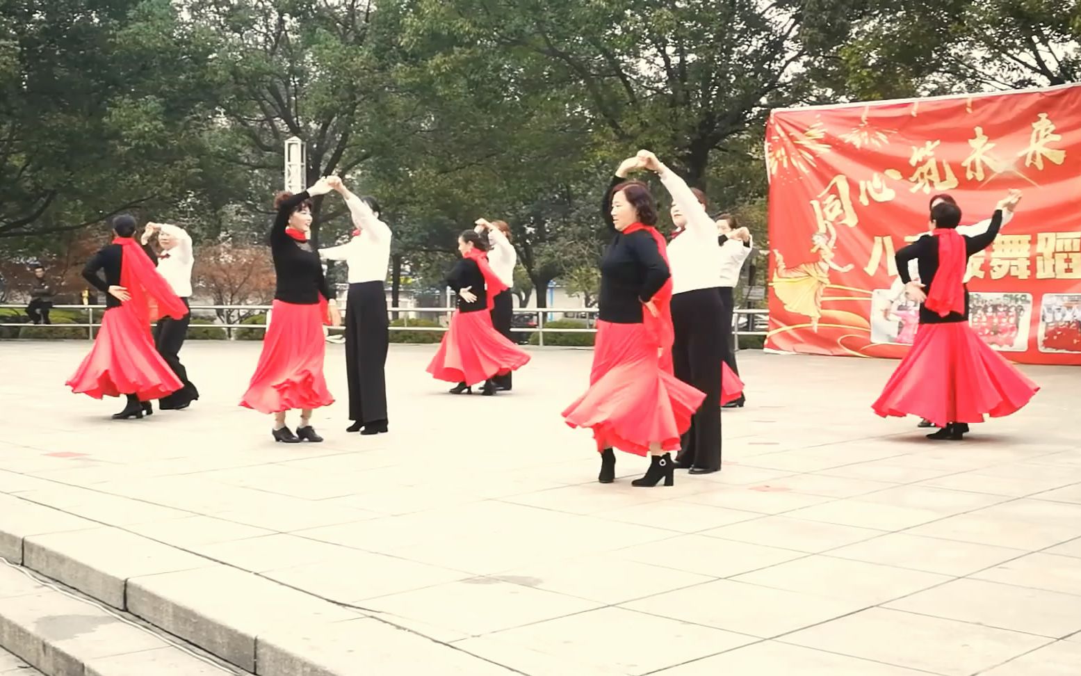 [图]发个库存，集体交谊舞伦巴，音乐乌兰托娅《蓝色的蒙古高原》