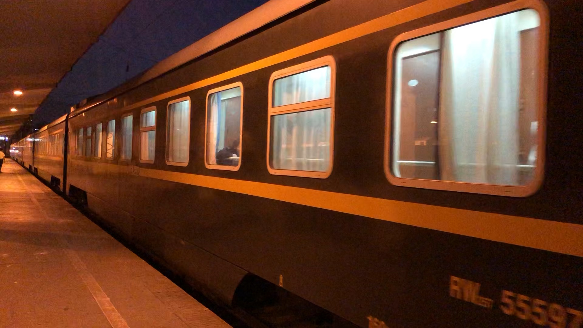 客车z166次进西安站3站台7道