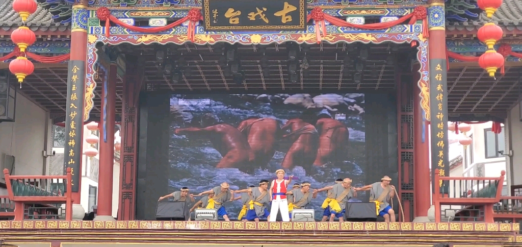 [图]非遗曲目《川江号子》，重庆市第二届山歌会开篇巨作。生动展现纤夫用铁脚板、铜肩膊和惊涛骇浪鏖战的情景。