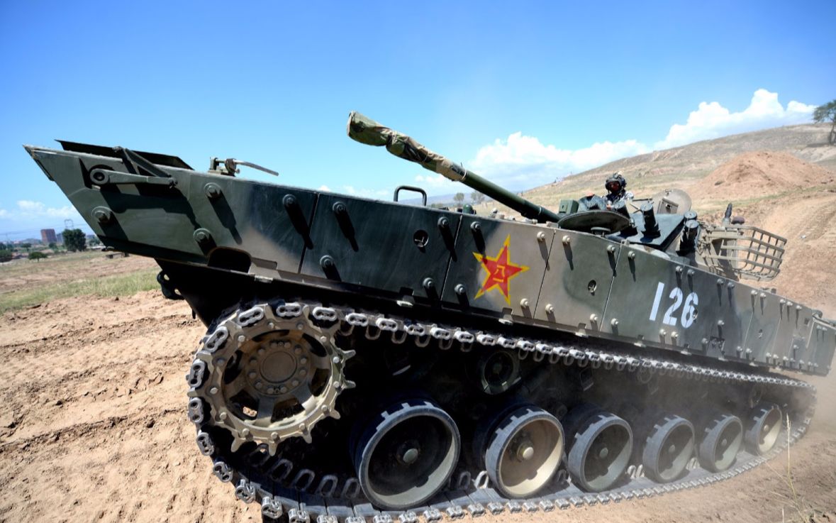 空投2300米摔不坏,装机关炮能跑60迈_哔哩哔哩_bilibili