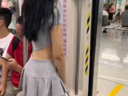 白袜女生,脱鞋晾脚