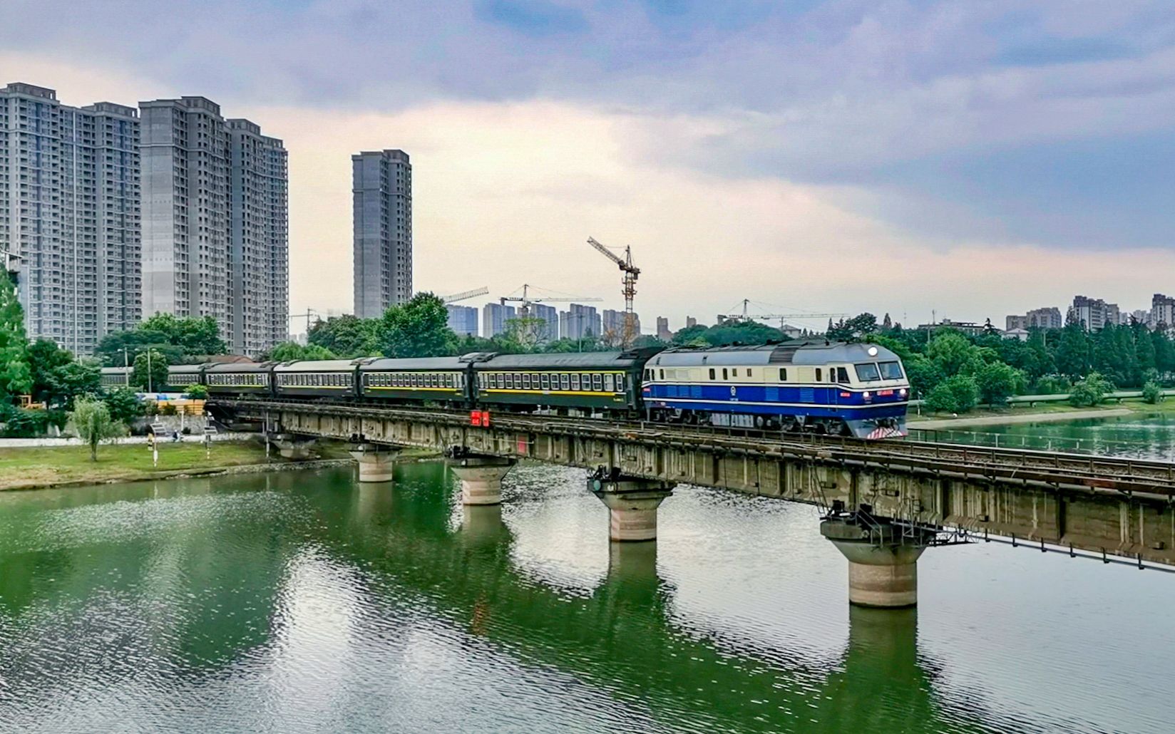 上局宁东段df11内燃机车0110号机牵引苏州——深圳k33次列车通过宁芜