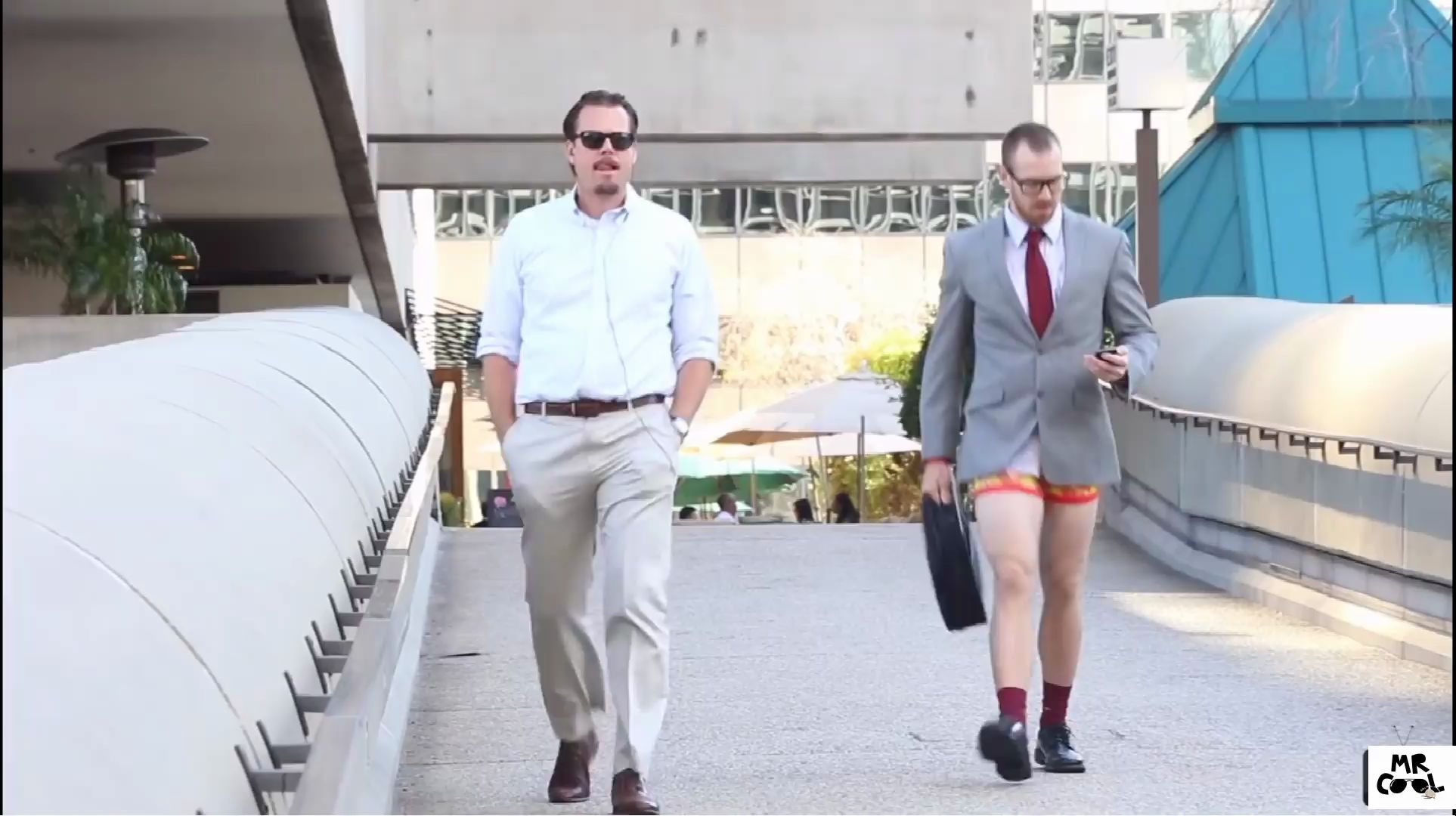 街头恶搞!国外大叔"当了"裤子去上班惊呆路人