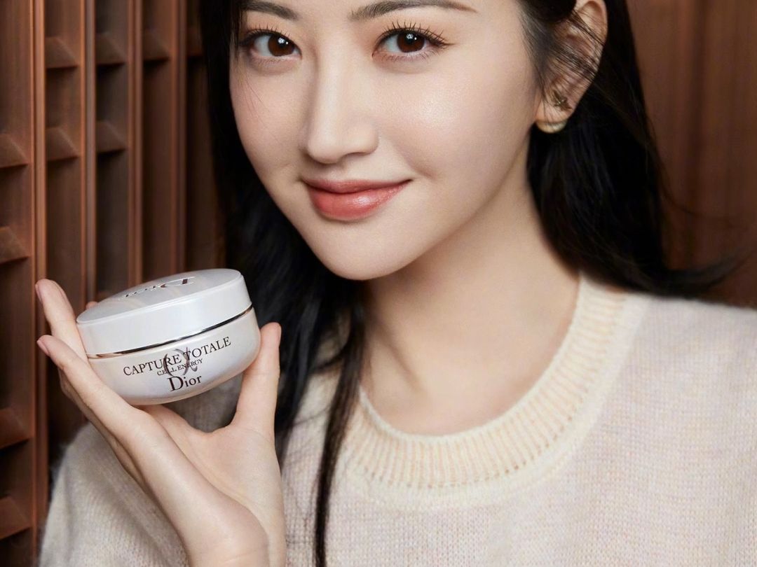 景甜:"迪奥小a瓶,解锁春季紧致弹润的秘密武器"