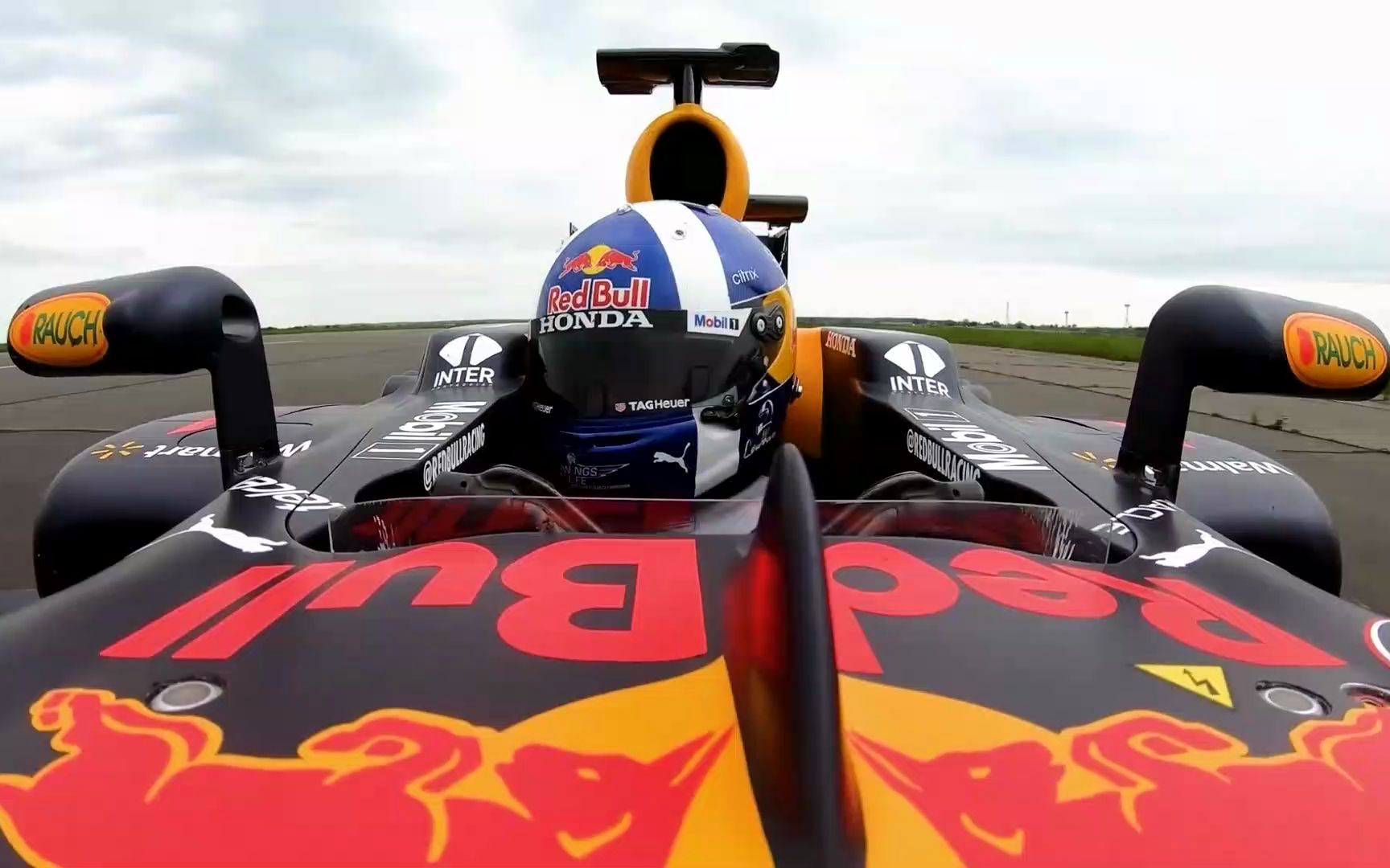 顶级跑车布加迪直线加速挑战f1赛车,f1起步爆发太强了