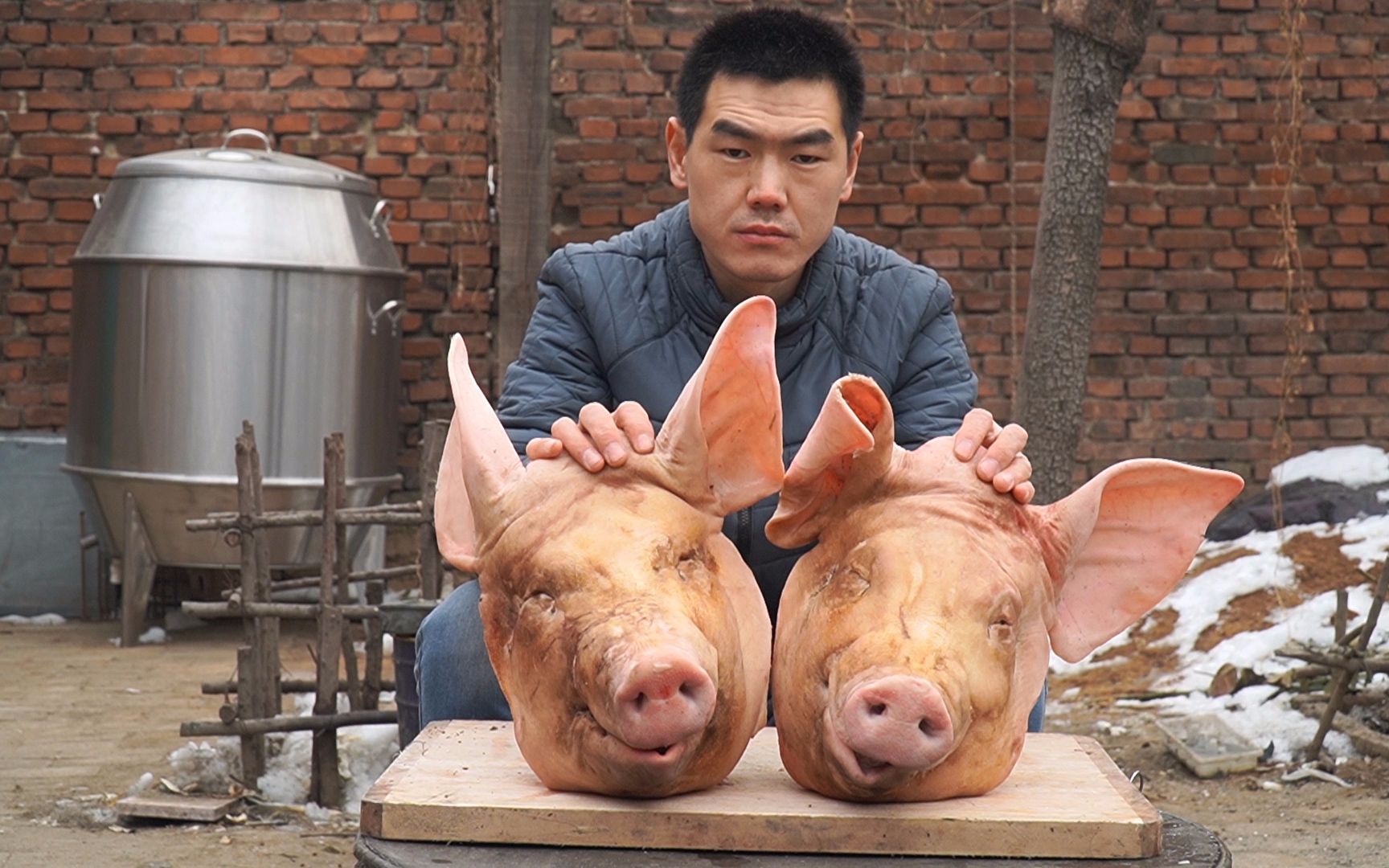 阿远帮朋友压猪头肉剔完骨再压一晚上切片蘸醋吃有嚼劲