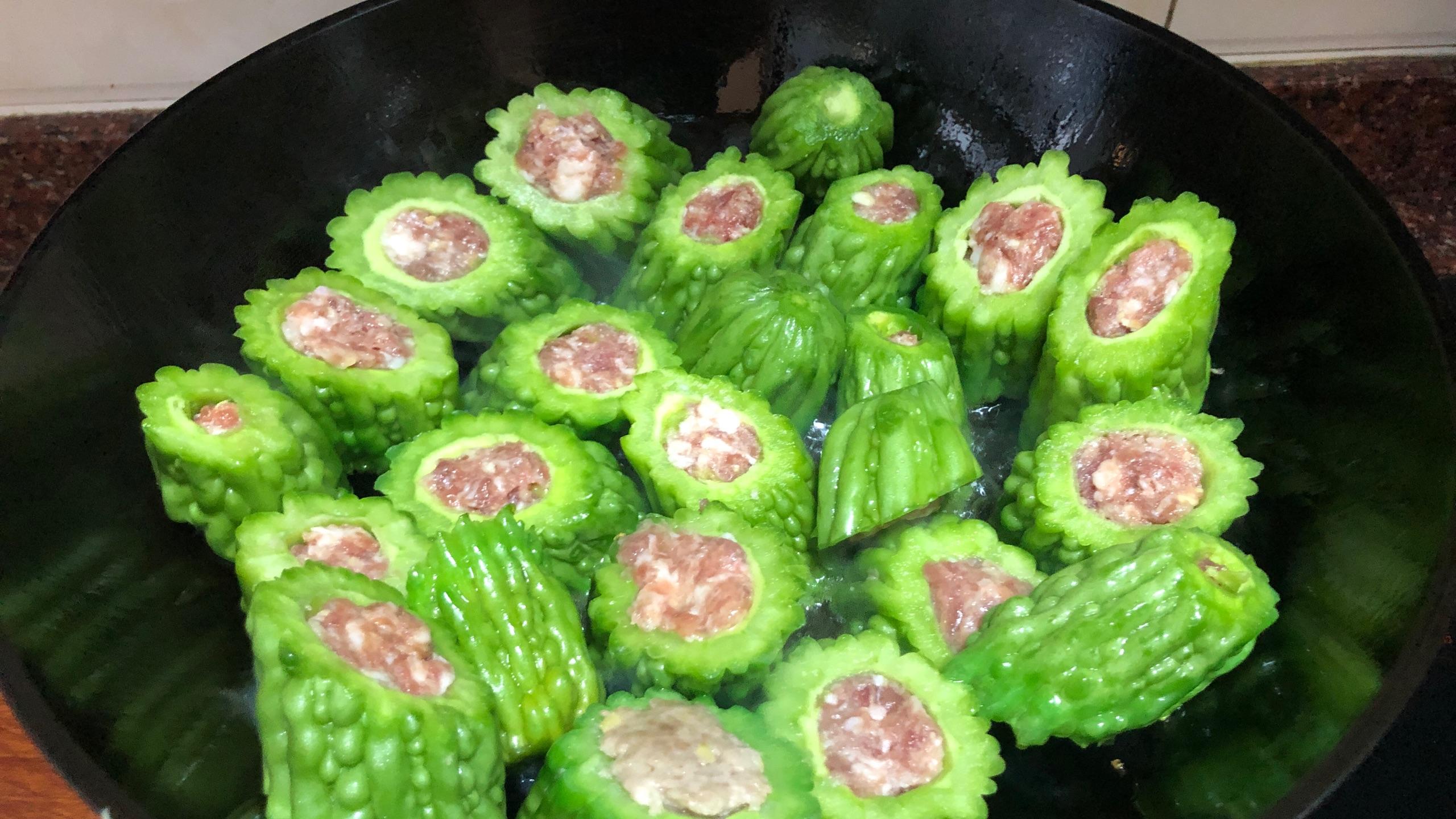 客家人爱吃的酿苦瓜,做法简单甘香味美,清热解暑适合夏天吃