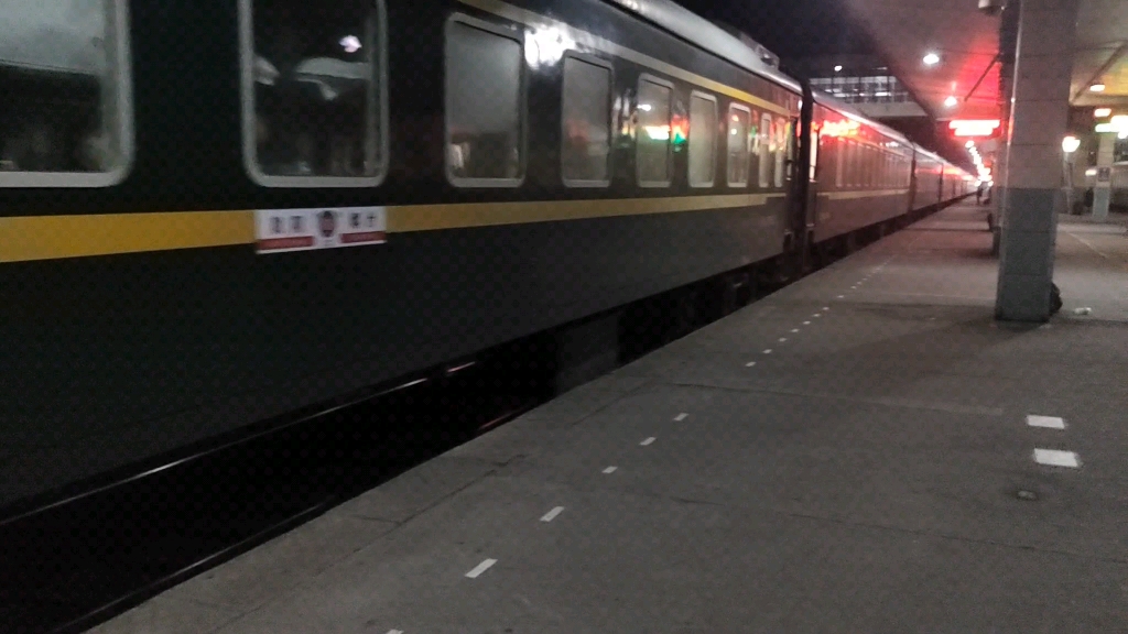【夜色怀化站】客车k876次6站台10道发车