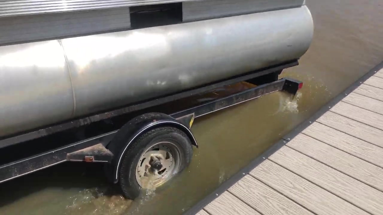 充气trx4车轮和轮胎的两栖遥控车在水上漂浮和行驶!