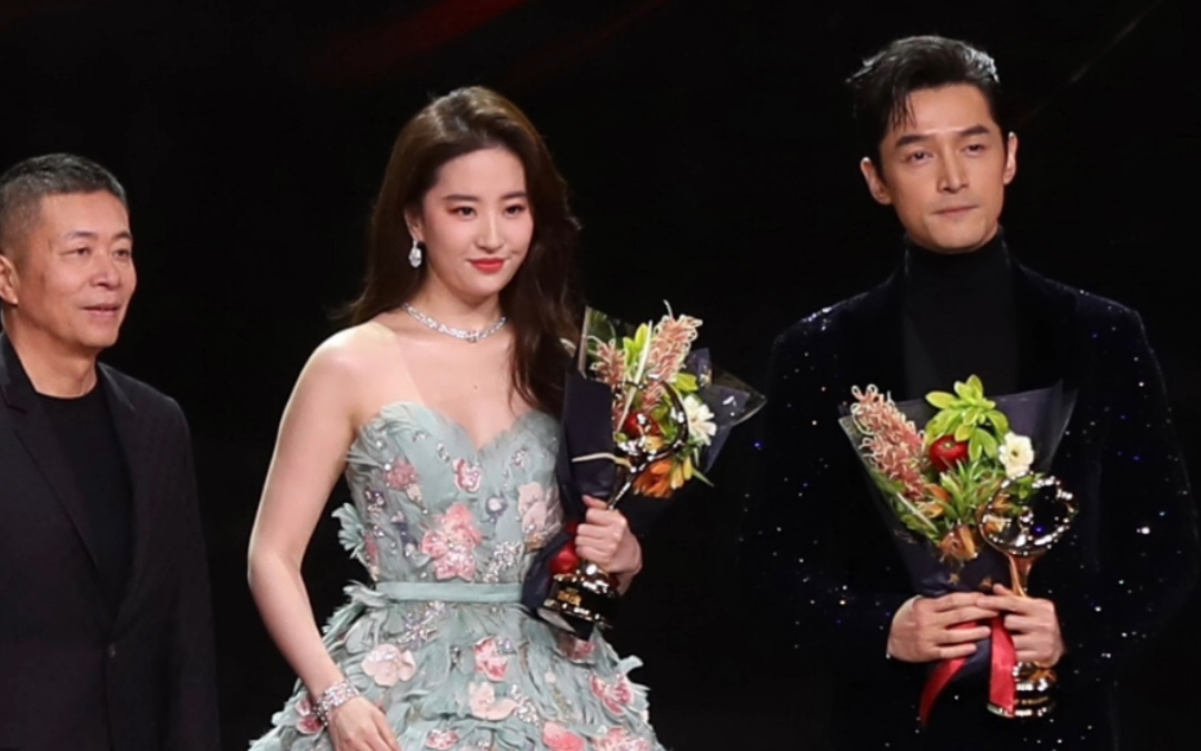 胡歌&刘亦菲时隔18年再度同台领奖,这就是最好的重逢了吧!