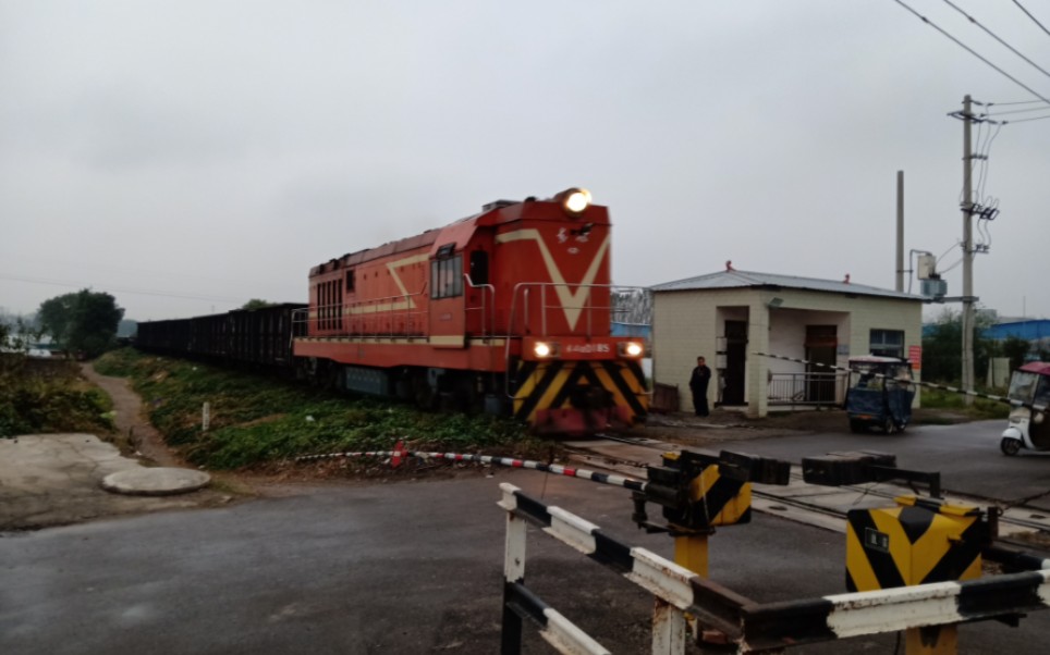 【平舞铁路】东风12/4b"1 1"模式双机牵引大列通过黄河路道口-东风