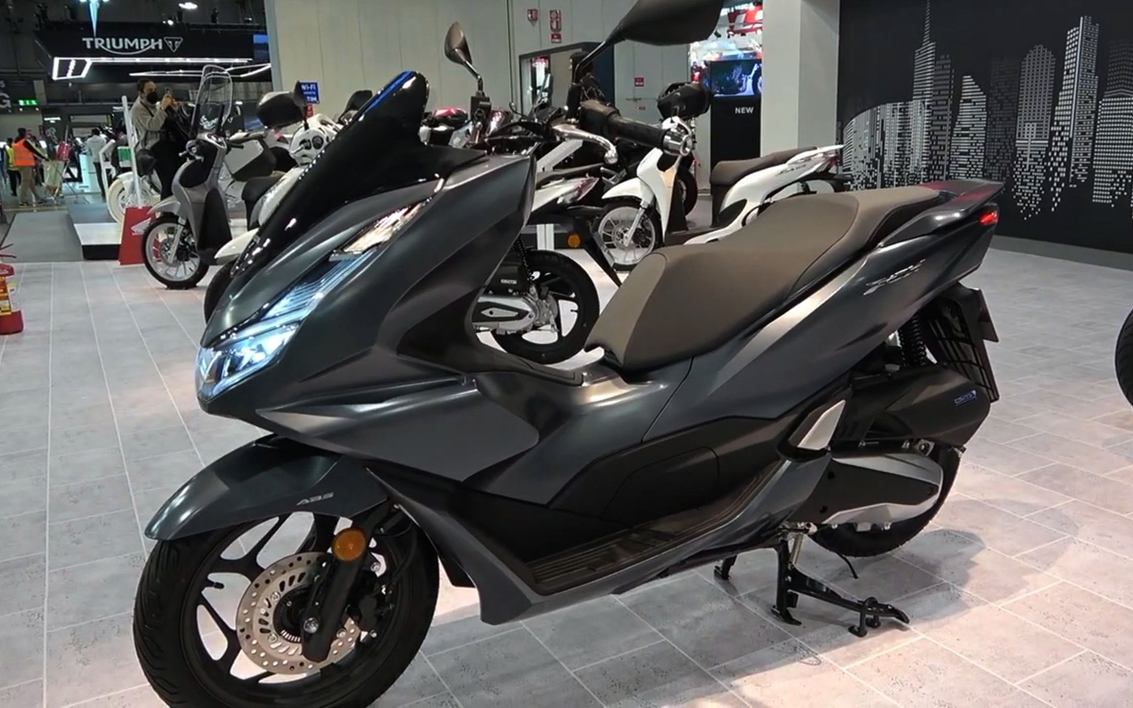 新车实拍!本田2022款pcx160踏板,颜值爆表,代步买菜神器