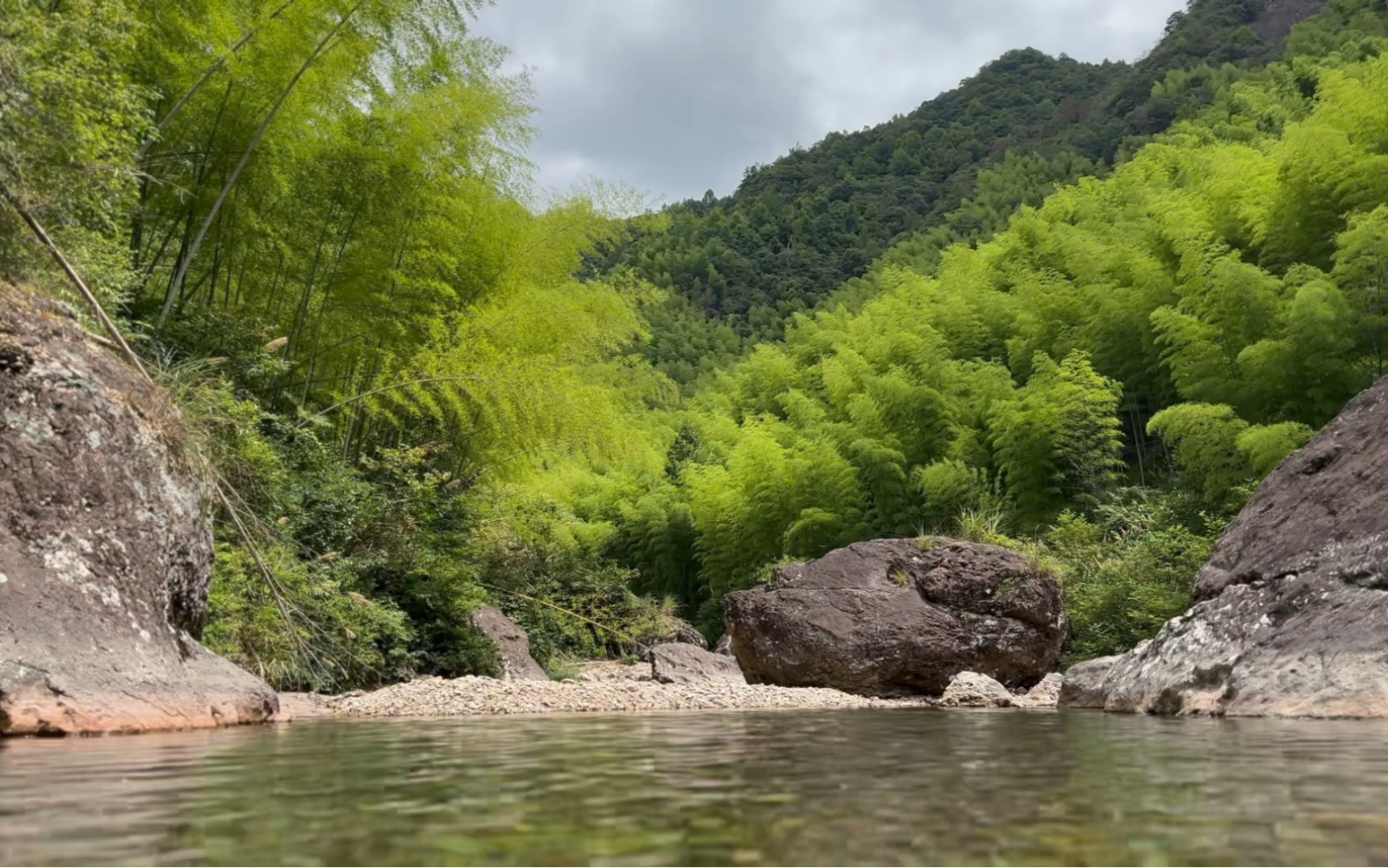 夏天就是要玩水呀! 知道这是哪里的小水潭么?