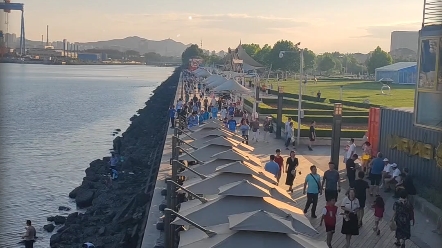 夕阳下的大连钻石湾,这里有全国最美的梭鱼湾专业足球场.