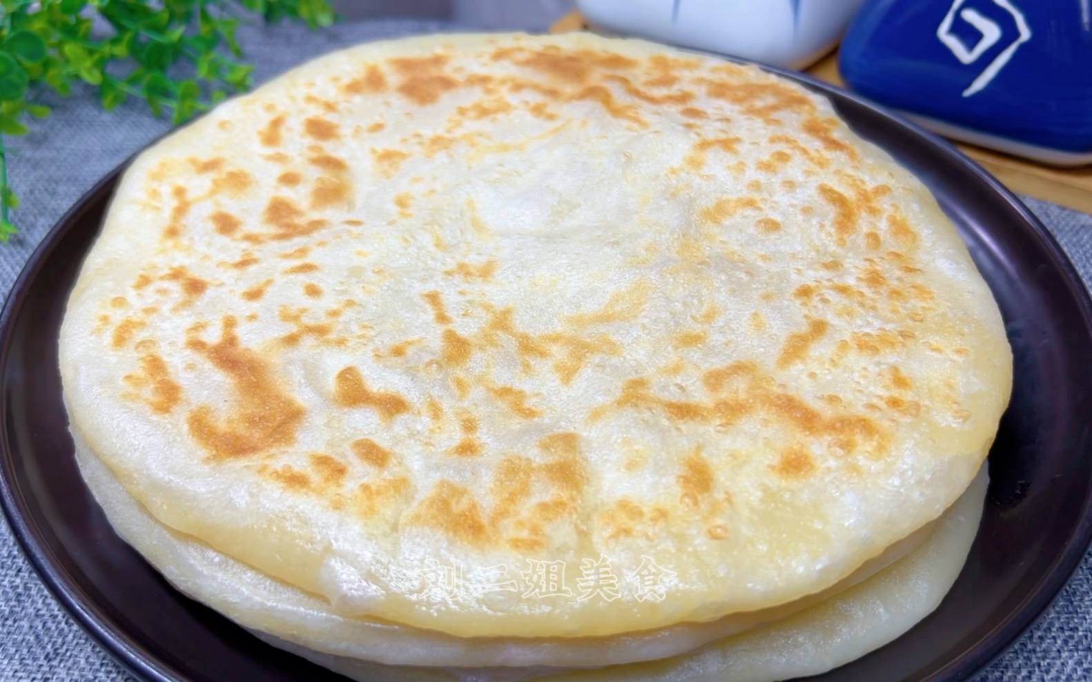 烙饼时,有人烫面有人用凉水和面,都不对,教你秘诀,柔软劲道凉不硬