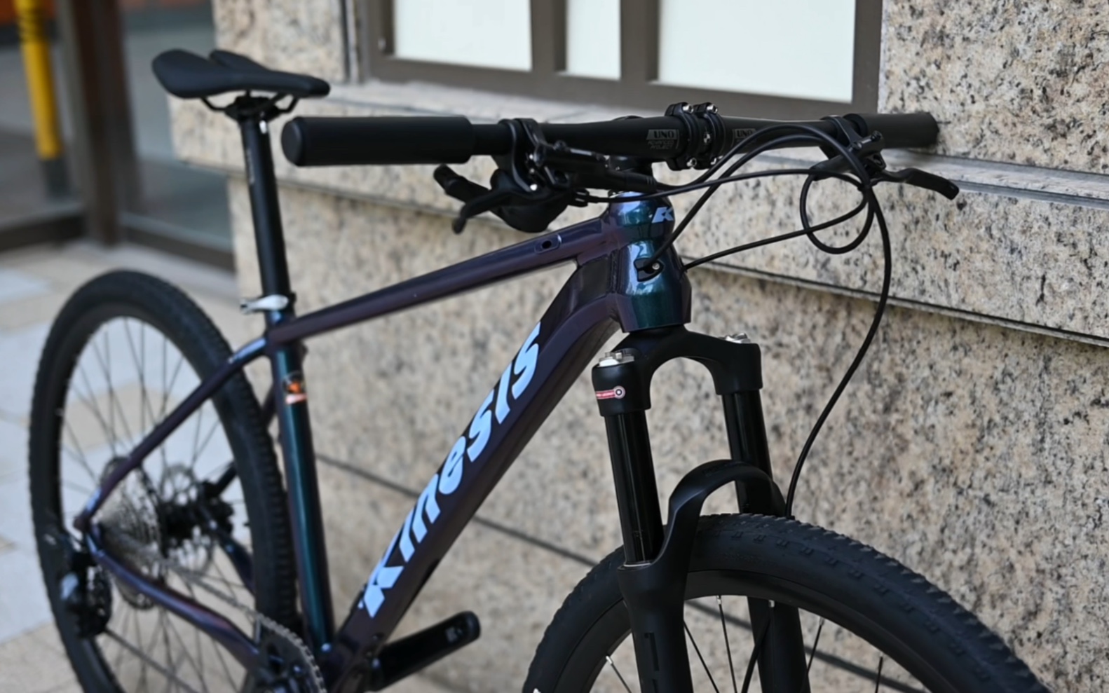 带避震前叉的卜威山马自行车