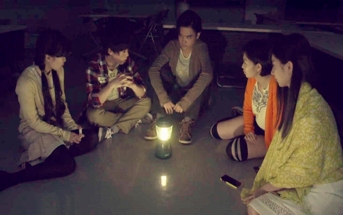 一群大学生半夜开着煤油灯,在教室讲鬼故事,结果真见鬼了