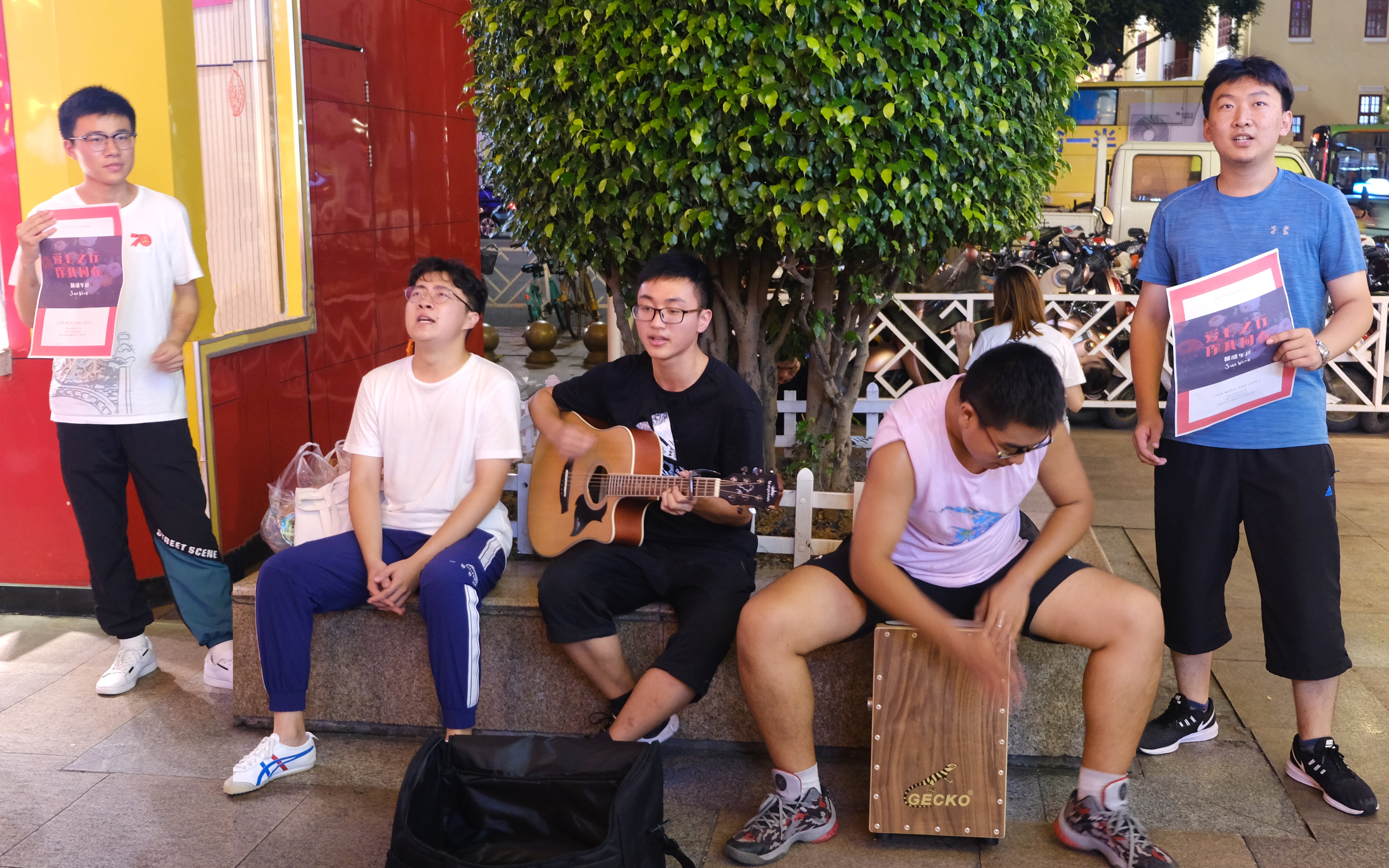 糖醋乐队南宁街头路演许巍用音乐唤醒你迷失的心