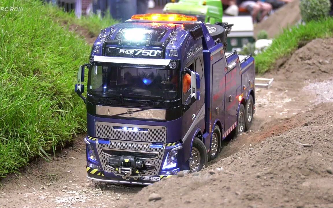 【rc遥控车】绿色遥控卡车卡住了一个轮子,rc救援行动!