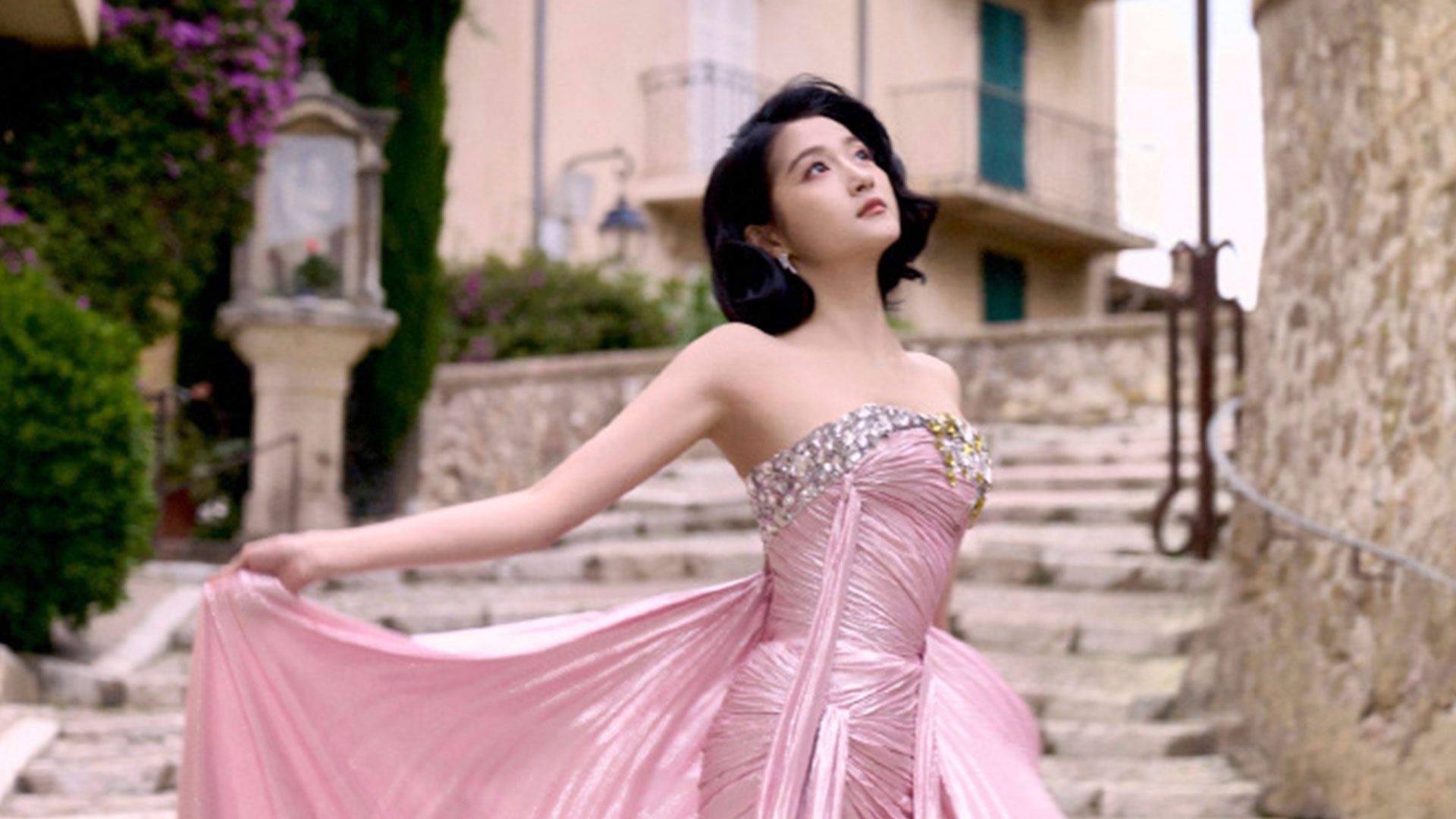 关晓彤亮相戛纳电影节,妆造显老引热议,过于露肩显太壮