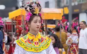 Скачать видео: 潮汕女孩潮汕民俗活动游神赛会，潮汕女孩挑花篮担花篮贵屿华美村