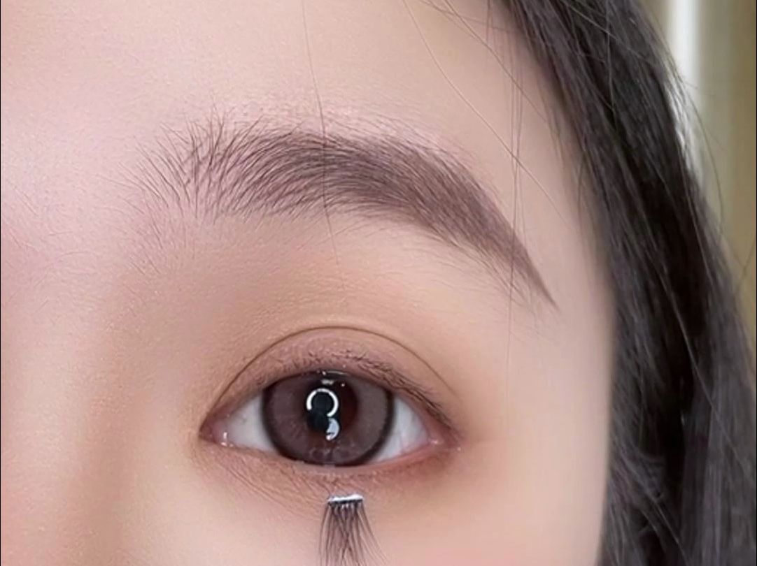 好不容易贴上扎眼掉下眼皮