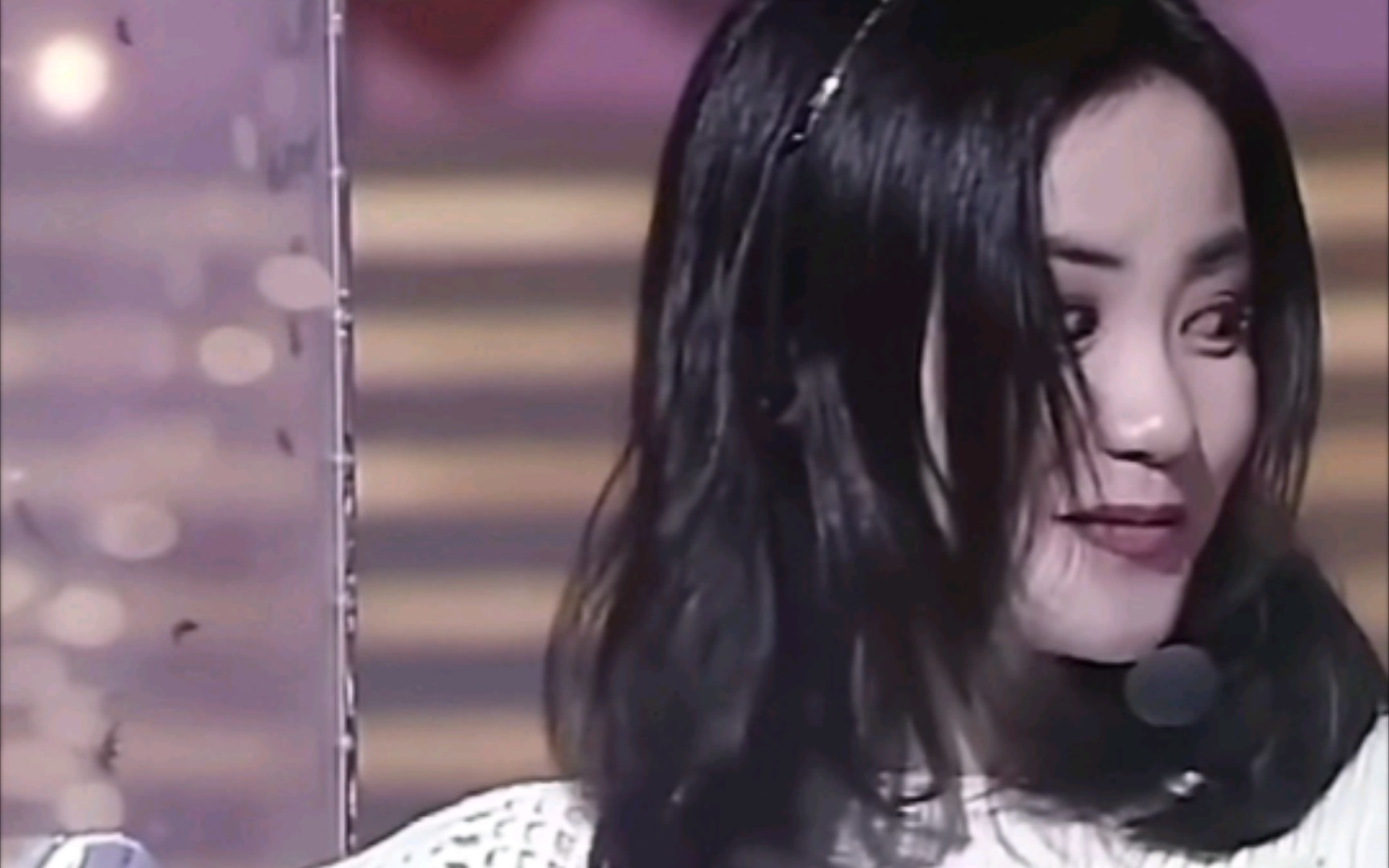 王菲# 天后的唱功多好啊,就算手伸入了蜜蜂箱,依然淡定如初,台下的