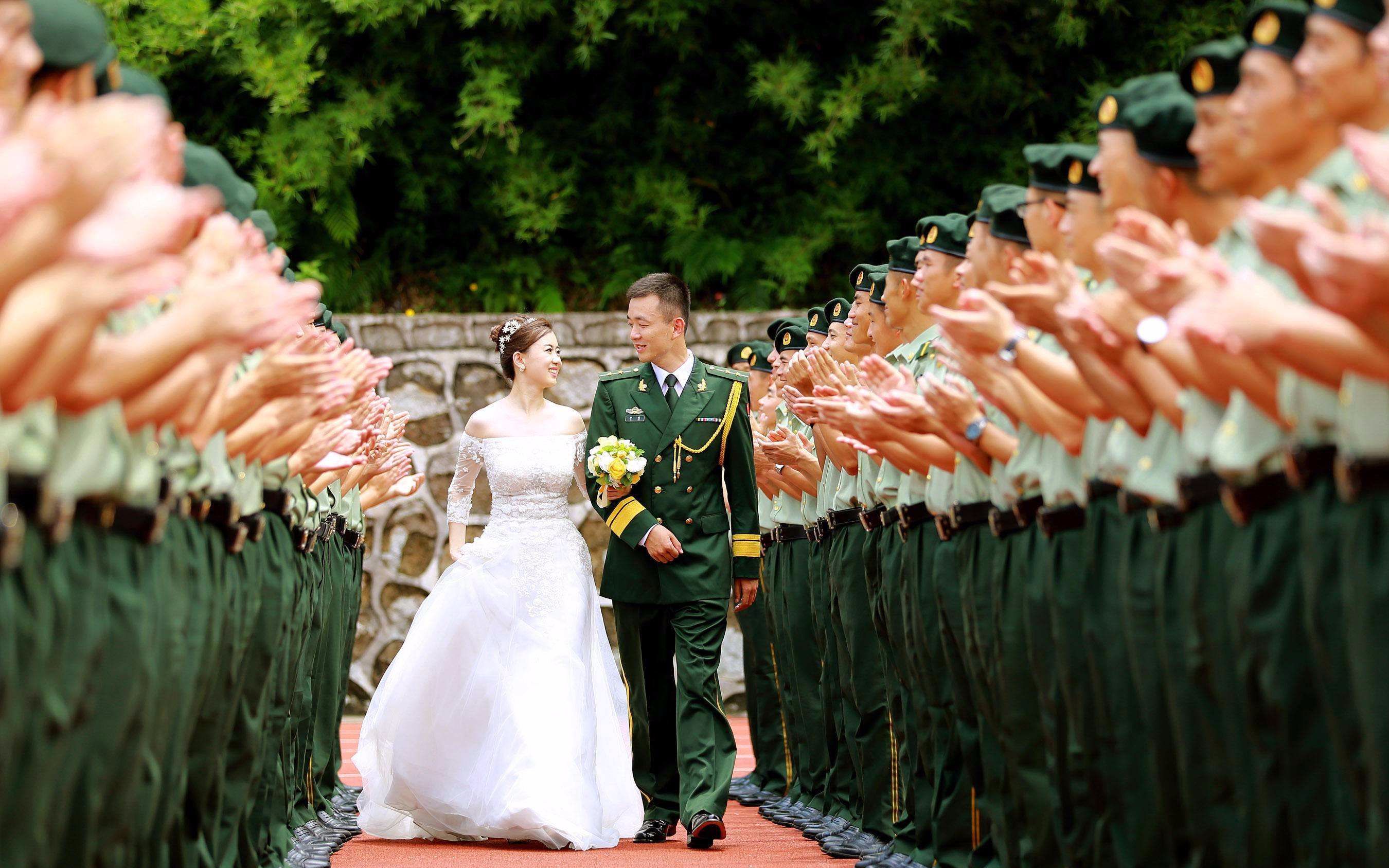 在军营中,男兵老婆叫军嫂,那女兵的老公叫什么呢?