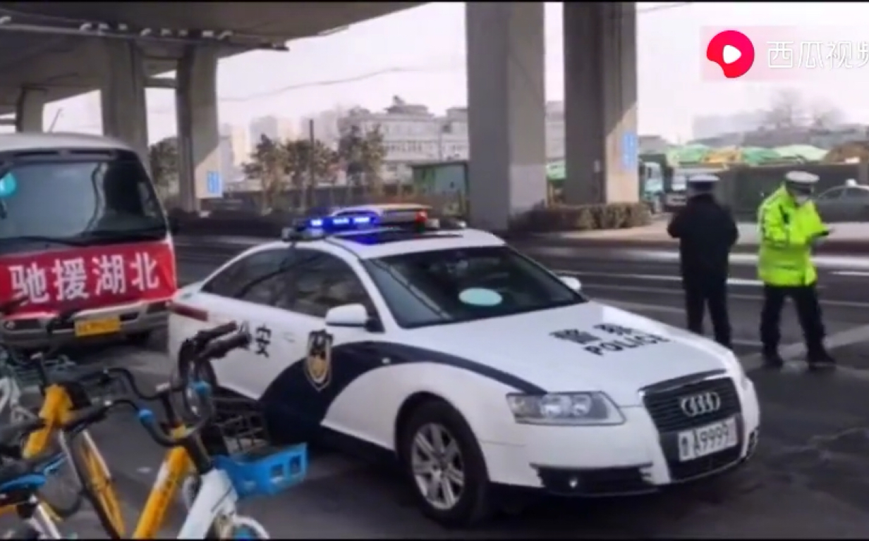 山东奥迪警车99999为湖北支援车队开道