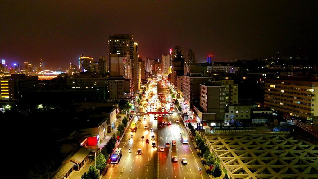城市主干道夜景图片